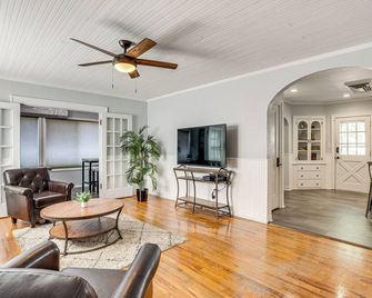 Walk to Main St - Grand Junction Home w/ Gazebo! - Grand Junction - Living room