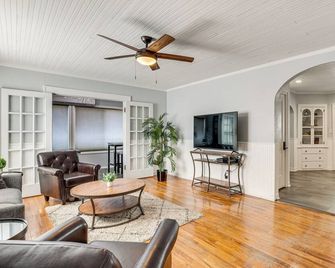 Walk to Main St - Grand Junction Home w/ Gazebo! - Grand Junction - Living room