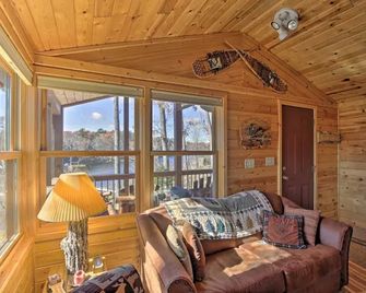 Secluded Waterfront Cabin on hiking trails! Lake on one side river on the other. - 럭 - 거실