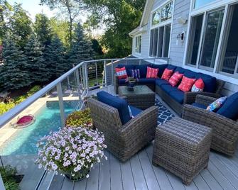 Candlewood Lake Perfection: Large and very private House, property and pool. - Brookfield - Balcón