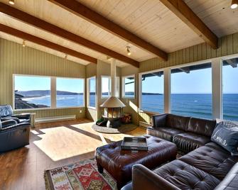 Epic Views - Absolute Oceanfront On Bluff W/ Crashing Surf - Dillon Beach - Living room