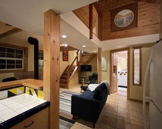The Woodpecker Cabin on Guemes Island with Hot Tub! - Anacortes - Huiskamer