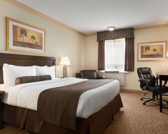 Days Inn & Suites by Wyndham Sault Ste. Marie ON - Sault Ste Marie - Makuuhuone