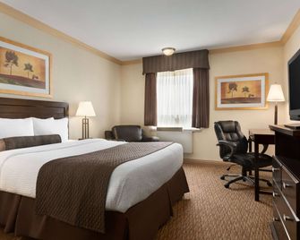 Days Inn & Suites by Wyndham Sault Ste. Marie ON - Sault Ste Marie - חדר שינה