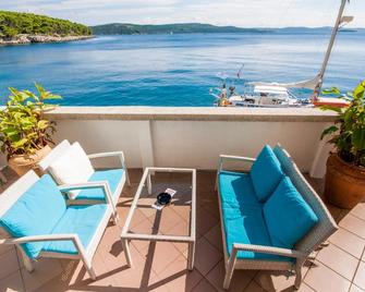 Hotel Agava - بوزافا - شرفة