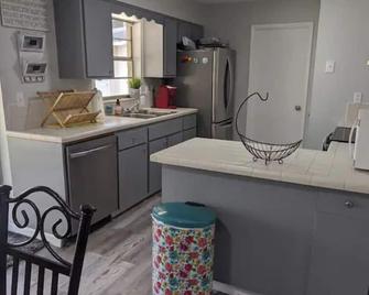 Come relax in a charming small town! - Chiefland - Kitchen