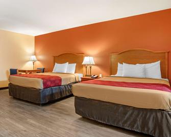 Econo Lodge Inn & Suites - Evergreen - Bedroom