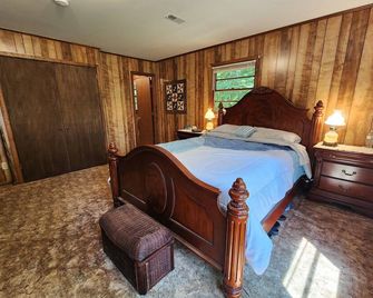 Rustic Red Cabin on Kerr Lake - Clarksville - Habitación