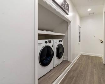 New Home in MidTown- Sleeps 11 For Rent in Atlanta - Atlanta - Lavandería