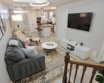 Stellar Stay Near Metro + Parking - Washington, D.C. - Living room