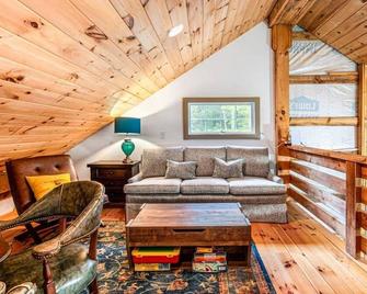 Cozy Wooded barndominium near Chapel Hill - Pittsboro - Living room
