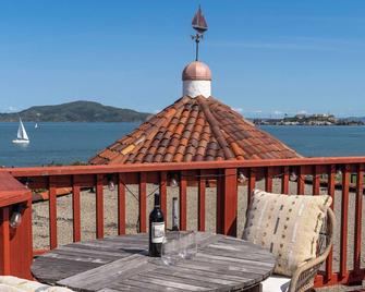 Stunning SF Top Floor Condo with Bay Views - San Francisco - Balcony