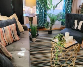 Charming 1-bedroom house in Queens with fitness room and AC - Queens - Living room