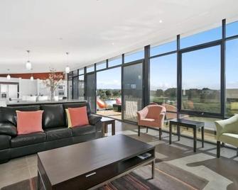 Gorgeous 4 Bedroom House with Swimming Pool - Pet Friendly - Torquay - Living room