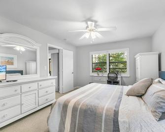 Seaview 109 Marco Island Vacation Rental 2 Bedroom Home by RedAwning - Marco Island - Bedroom
