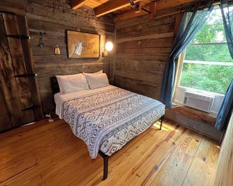 Cheerful Riverfront Retreat - Fayetteville - Bedroom