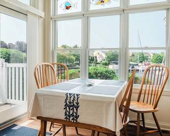 Cozy First Floor Condo on the Harbor - Manistee - Eetruimte