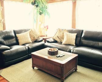 Luxury 5 Bedroom Home Near Sfo - San Bruno - Living room