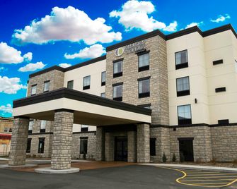 Cobblestone Hotel & Suites - Two Rivers - Two Rivers - Edificio