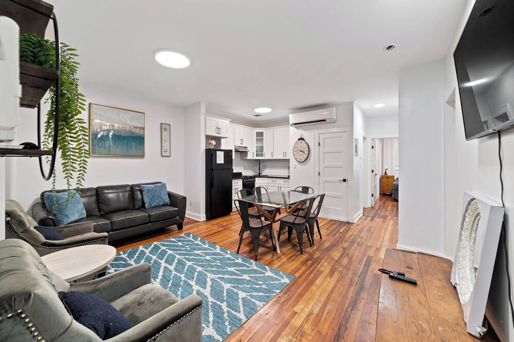 Charming 3-Bedroom House in Delightful Brooklyn with Wi-Fi & AC - بروكلين - غرفة معيشة
