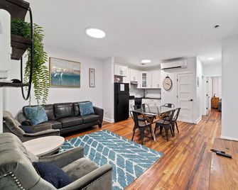 Charming 3-Bedroom House in Delightful Brooklyn with Wi-Fi & AC - Brooklyn - Living room