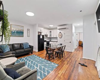 Charming 3-Bedroom House in Delightful Brooklyn with Wi-Fi & AC - بروكلين - غرفة معيشة
