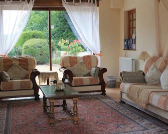 Self Catering, High End Specification Family Accomodation with shared Pool - Noyant-Villages - Sala de estar