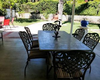 Beautiful Ranch Home Retreat Park Like Setting on 3/4 Acre Close to Disneyland - Fullerton - Patio