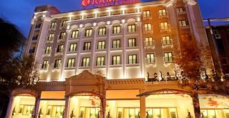 Ramada Hotel & Suites by Wyndham Istanbul Merter - Istanbul - Bâtiment