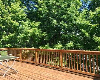 Charming Sugarbush Standalone Condo - Warren - Balcón