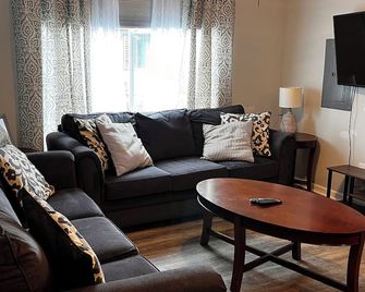 Charming 2-bedroom apartment MINUTES from Darlington Raceway with pond views - Hartsville - Sala de estar