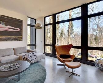 Contemporary in Nature Cabin w/ Spa, Sauna & EV Friendly - Lac-Supérieur - Wohnzimmer