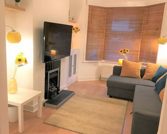 Seaside House with Parking in Central Worthing - Worthing - Living room