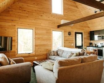 Oyster Shore #1124: Your Oceanfront Log Home Haven - Tatamagouche - Living room