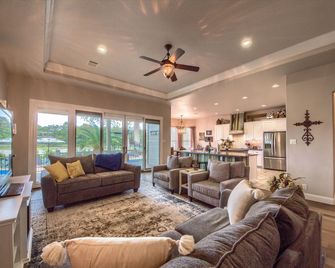 Ld 1215 Dock Holiday - New Braunfels - Living room