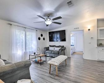 Valrico Retreat with Fire Pit about 18 Mi to Tampa! - Valrico - Sala de estar