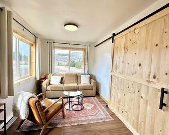 Relaxing Cabin with Waterfall near Glacier National Park - King Bed! - East Glacier Park - Wohnzimmer