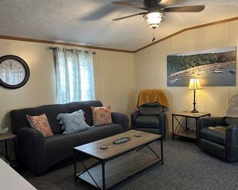 “Sunny Daze” Family-friendly 2-bedroom with a short walk to Kentucky Lake! - Benton - Living room