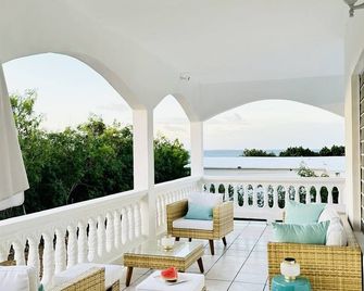 Newly Renovated Luxury West End Home Steps to Mead’s Bay and the Four Seasons. - West End Village - Balkón