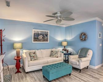 Breezy Murrells Inlet Condo with Deck Walk to Beach - Garden City Beach - Living room