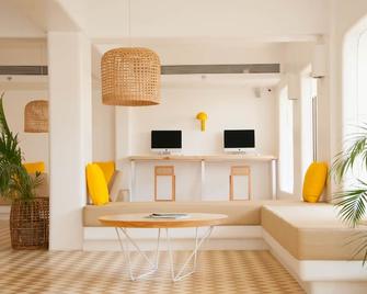 BloomSuites l Calangute - Calangute - Living room