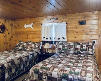 Wolf Den At The Black Bear Inn! Satellite, Wifi, Near River & Hiking Trails! - Wellston - Bedroom