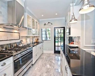 Relax or Entertain in Luxurious 2BR with Patio - Charlotte - Cucina