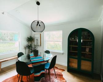 Ocio Ranch Main House & Guesthouse - Cedar Creek - Comedor