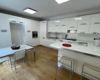 Casa Gherardi - Delizioso ed elegante appartamento in centro storico - Senigallia - Cuisine