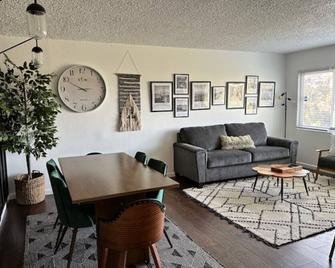 Private Family Condo In Quiet Neighborho - Hayward - Living room