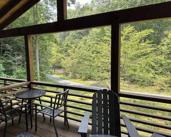 Private, River, Hot tub, Fire table, fishing - Marion - Balcony