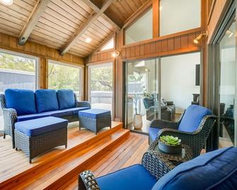 Dog-friendly Texas Retreat w/ Fireplace & Grill! - Horseshoe Bay - Living room