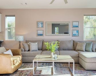 Casa do Sol by AvantStay Rooftop Deck w Ocean Views 2 blocks to Beach - Pismo Beach - Living room