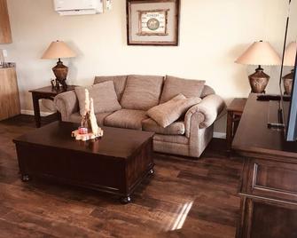 Large Beautiful Cabin Sleeps 12 - Waynesville - Living room